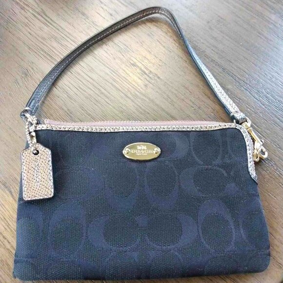 Authentic Coach New York Corner Zip Wristlet - Picture 2 of 5